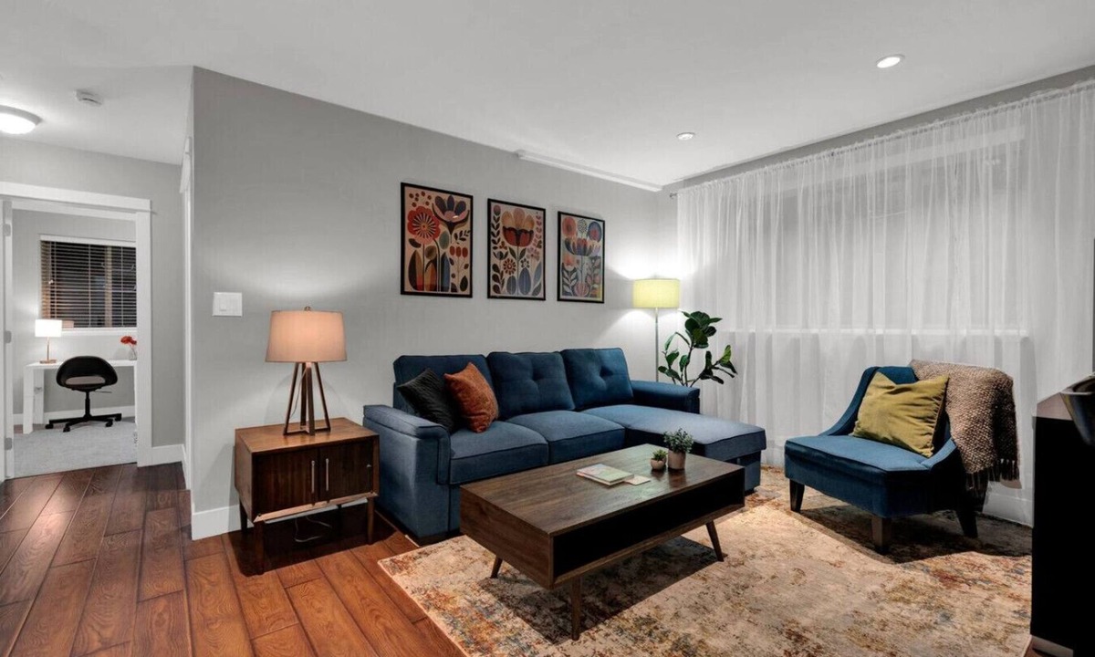 Upper Lonsdale House | Kings Cottage 2BR Suite – North Van