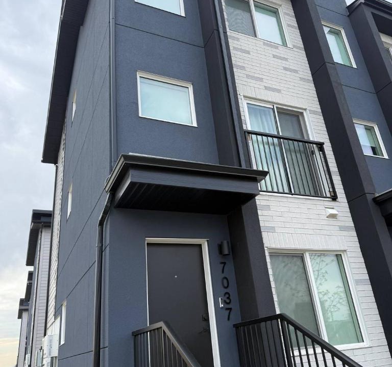 North Central Edmonton House | Kingsway-Downtown Luxury Retreat