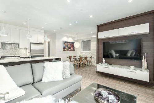 Kitsilano Apartment | Kitsilano Retreat at Private 3 Bed with Parking and BBQ
