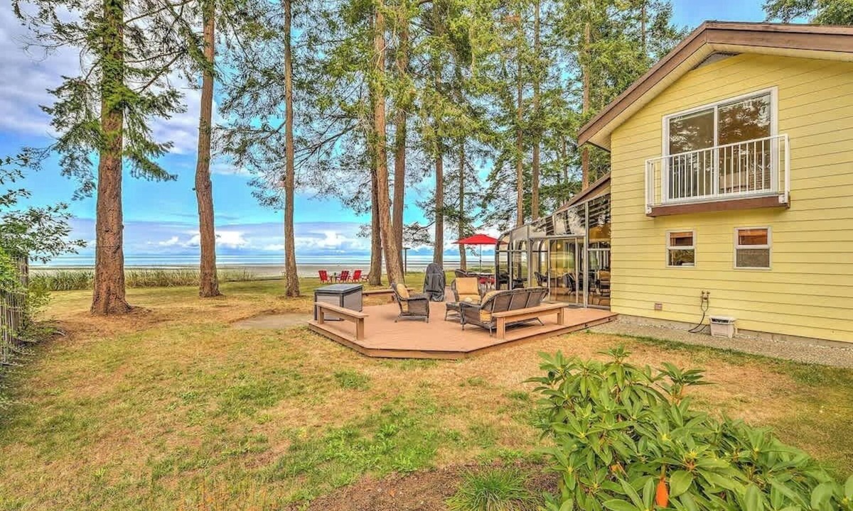 Comox House | Kye Bay Winter Beach House