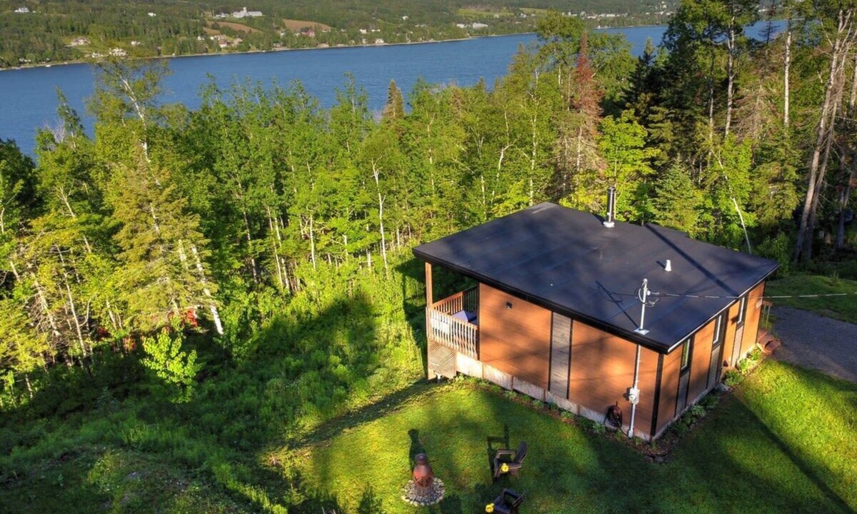 Pohenegamook Ski Chalet | L'Enchanteur - Private Spa & Pet Friendly
