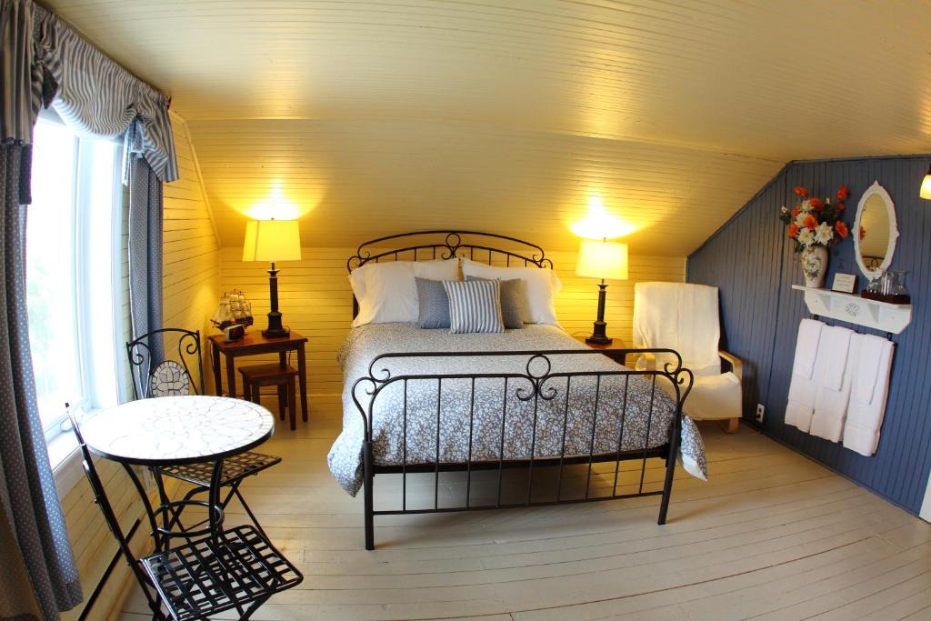 La Baie Bed & Breakfast | La Grange aux Hiboux Gîte et Restaurant B&B