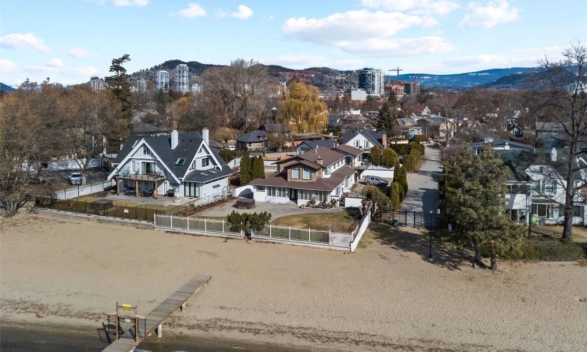 South Central House | Lake Front 3 bedroom house walking distance to DT Kelowna