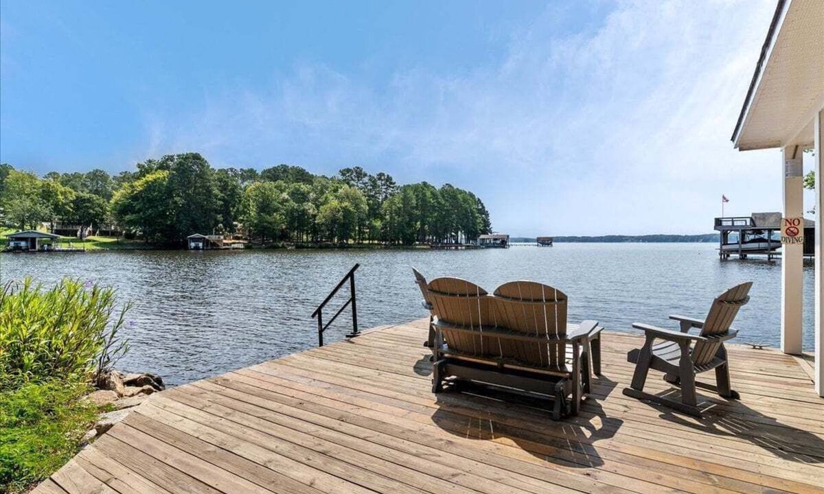 Whitby Cove House | Lake It Easy | Top Location | Flat Lot