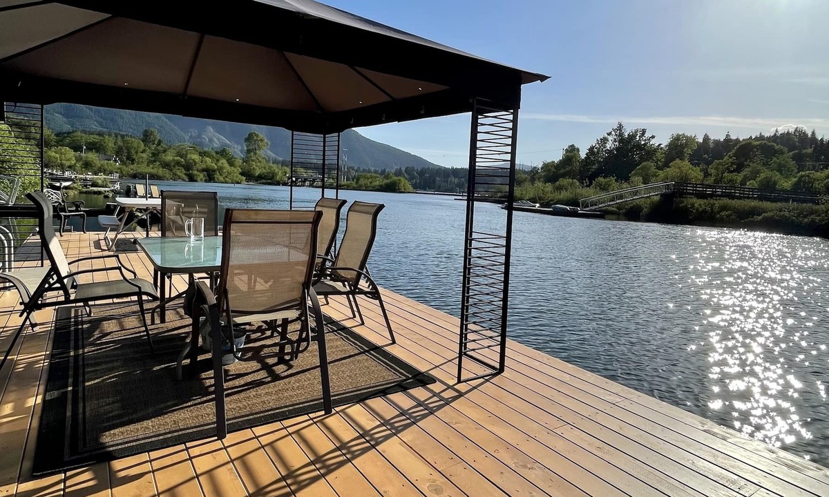 Lake Cowichan House | Lake Life Living 40' dock downtown sleeps 6 to 8