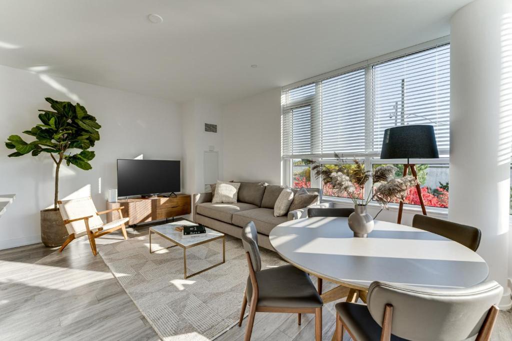 Innisfil Apartment | Lake Simcoe Stays - Friday Harbour's Official Rental Program - Butternut Suite