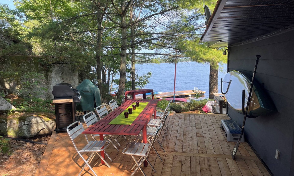 Georgian Bay Cottage | LAKEFRONT 3BDR CABIN - PRIVATE DOCKS & DECKS - MUSKOKA 30 MIN TO PORT CARLING