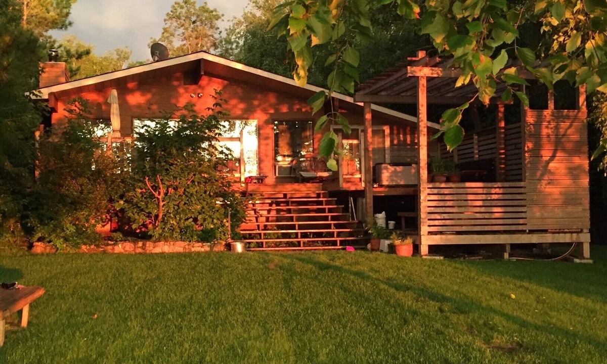 Hillside Beach Cottage | Lakefront cottage - two decks overlooking Lake Winnipeg