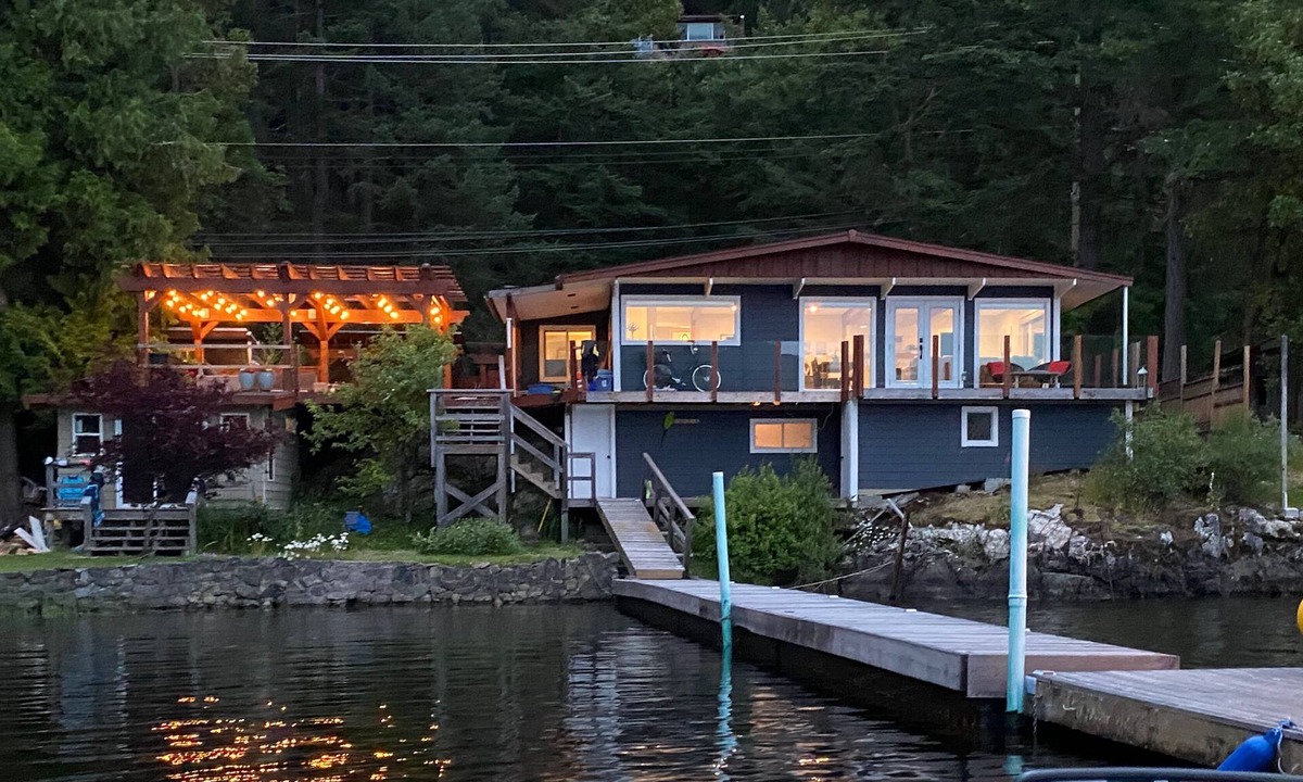 Shawnigan Lake Cabin | Lakefront Home with Hot tub & Sauna!