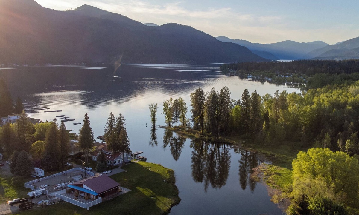 Christina Lake Villa | Lakefront Villa w/Private Beach & Dock fits 14ppl