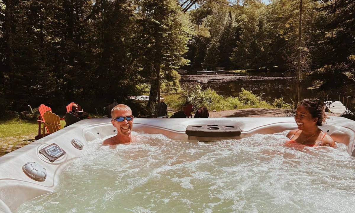 Bracebridge Cottage | Lakeside Memories Await at Trenanthia's Woody Cottage