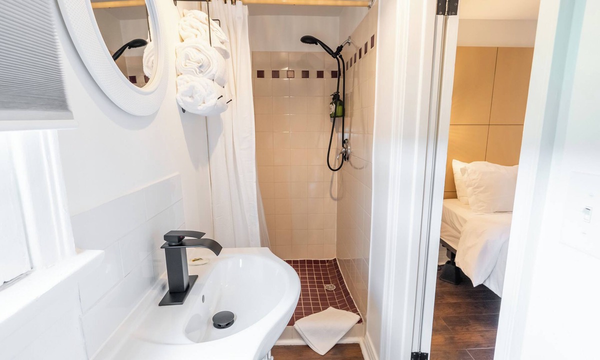Lambton Shores Apartment | Lakeside Motel #5 | Near Ipperwash Beach | Free Parking & WiFi