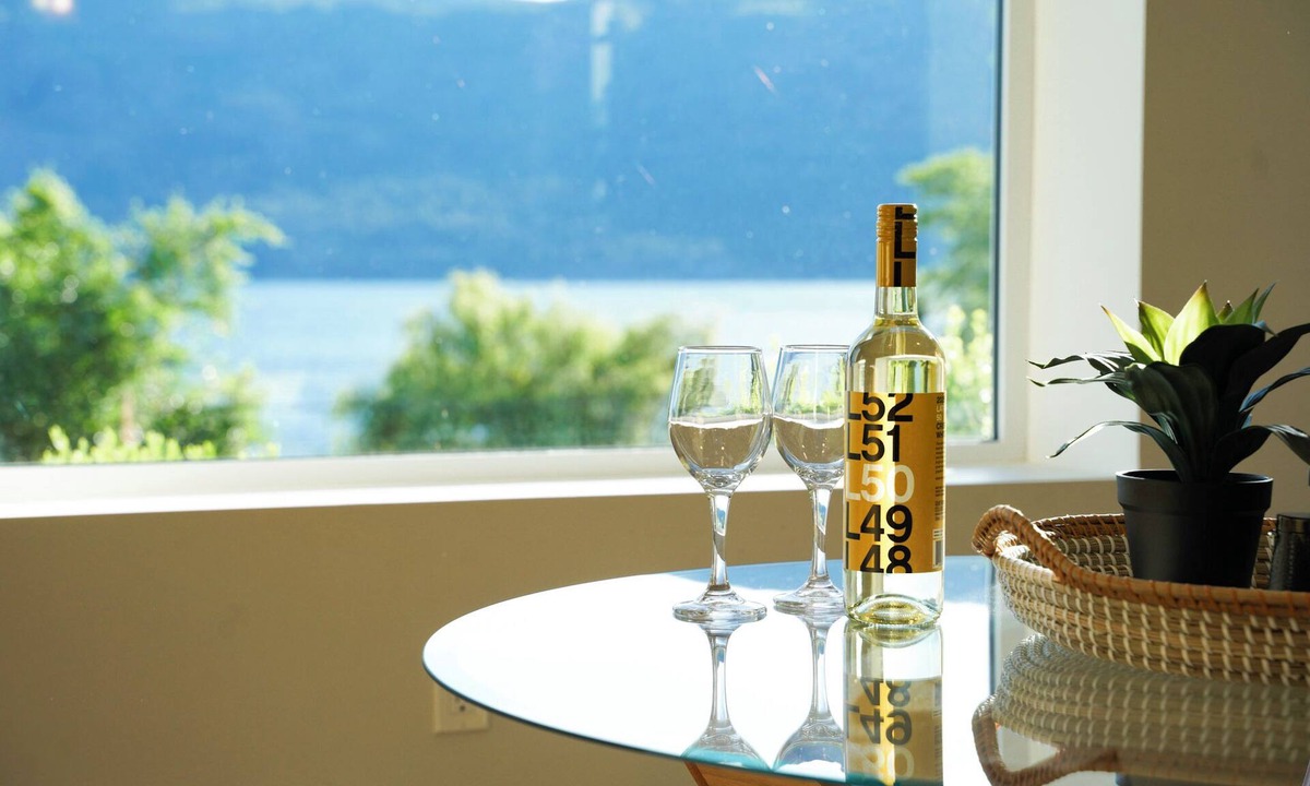 Central Okanagan House | Lakeside Retreat 1 minute to lake King Bed