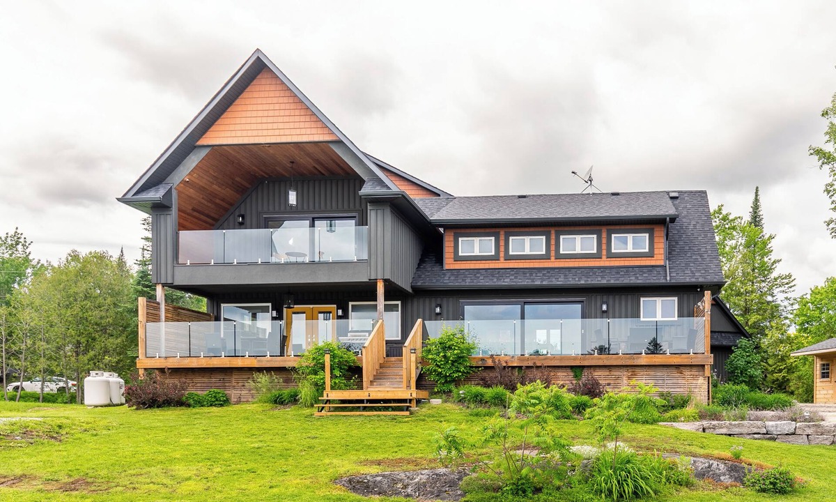 Trent Lakes House | Lakeside Summer Sanctuary on Little Bald Lake