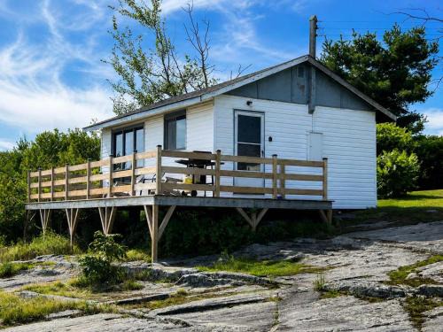 Carling House | Lakeview Cabin in Georgian Bay - Rockwood #11