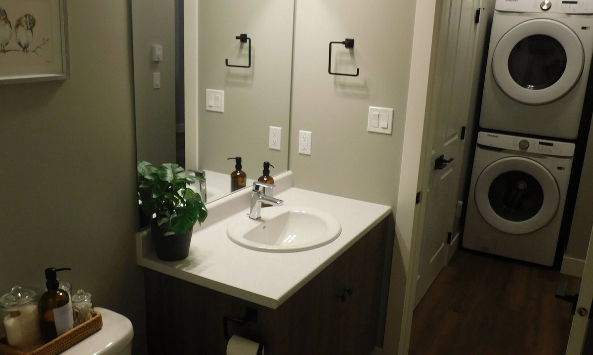 Youbou House | Lakeview Escape in Northshore Estates