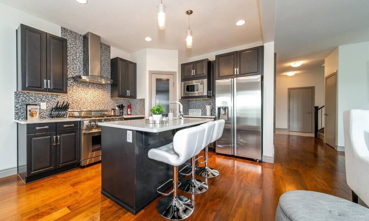 Southwest Edmonton House | ✦Lakeview Luxury Home💤King Beds⚽Foosball⚡WiFi✦Netflix!