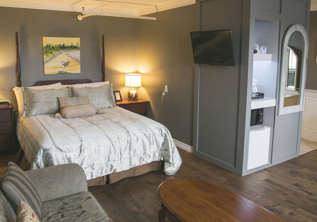 Liverpool Hotel | Lane's Privateer Inn - Studio Suite 122~ Marg Millard Gallery