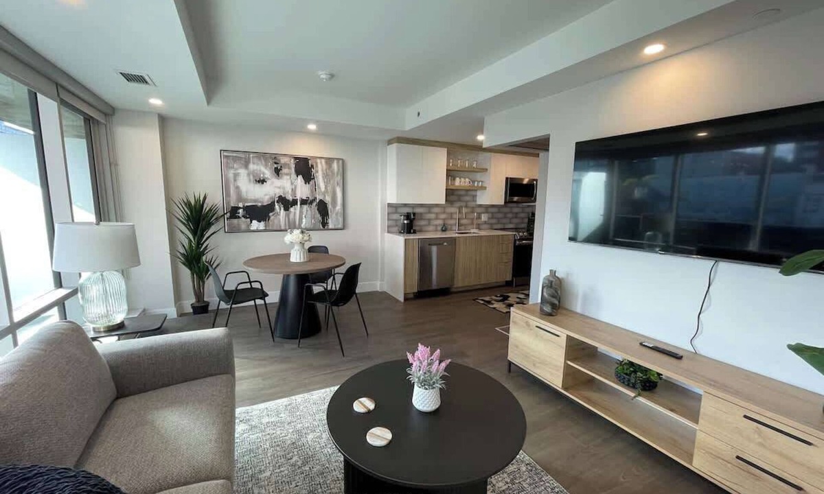 Downtown Halifax Apartment | Large 1 BR downtown with lots of sunlight