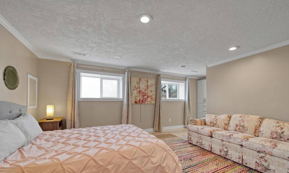 Sooke House | Large 2 bedroom suite with backyard