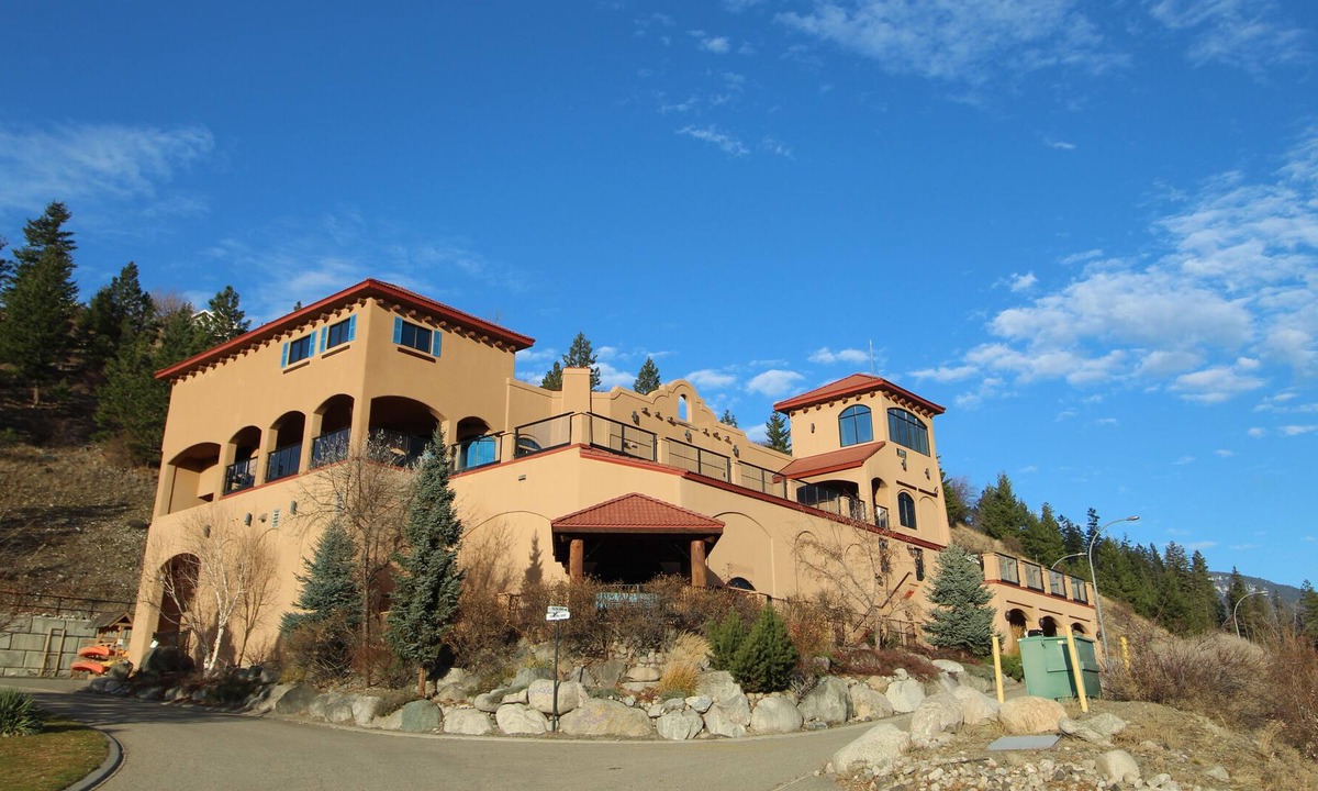 Central Okanagan House | Large Mansion great for events - Sleeps 28 - Private Theatre - Private Hot Tub