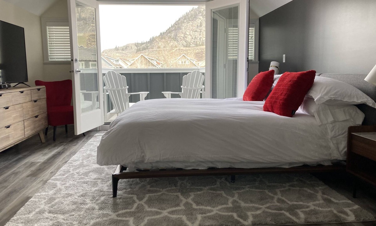 Osoyoos House | Large modern home at The Cottages on Lake Osoyoos!