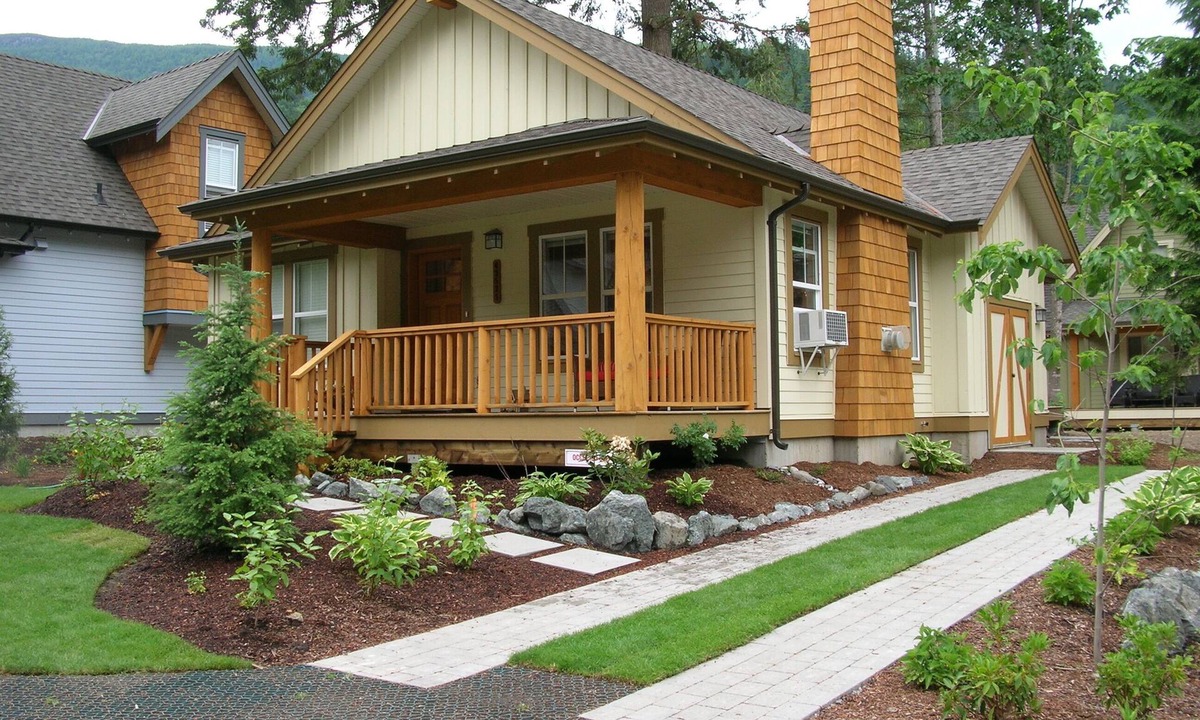 Lindell Beach Cottage | Lavish 4 Season Cottage with amenities, pools/spa, basketball/tennis.
