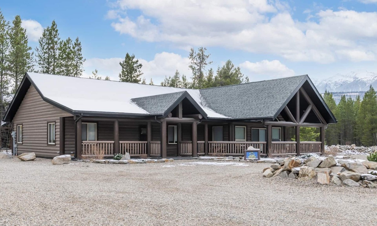 Valemount House | Lazy Moose Cabin Rental