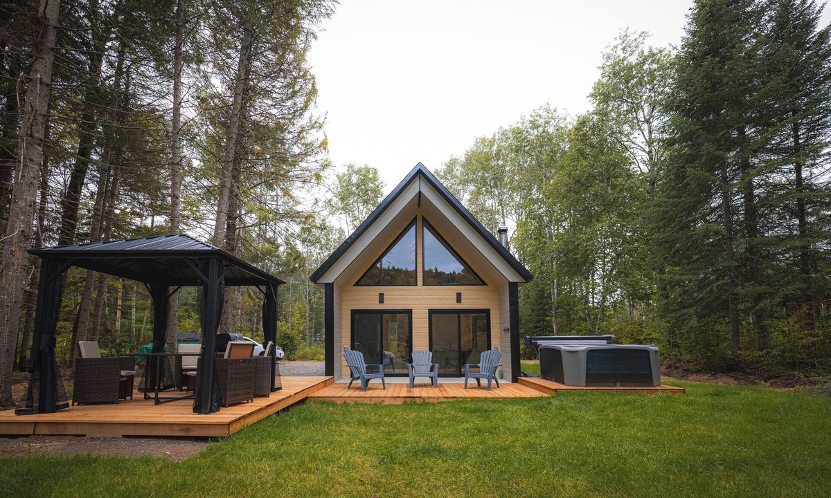 La Tuque Ski Chalet | Le bébé falaise - Waterfront!