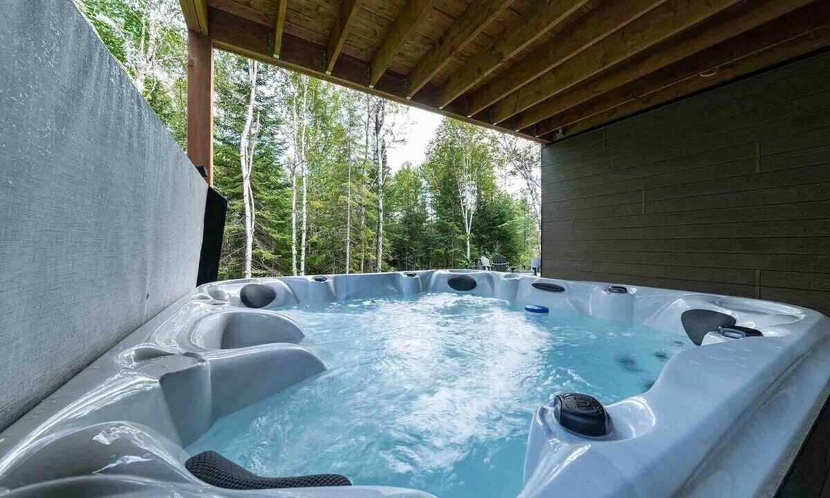 Les Eboulements House | Le Chic Repère 127: Hot Tub, Games & Covered Deck