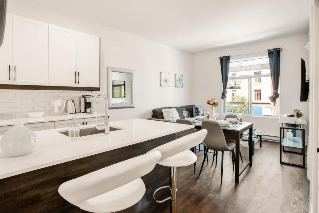 Mile End Apartment | Le Mile End by M11 - Modern 1 BDR Unit with Sofa Bed