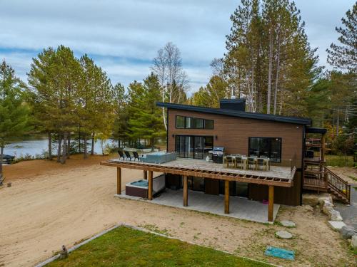 Notre-Dame-de-la-Merci Ski Chalet | Le Roselin Spa, Billiards & Lake Ouareau Front
