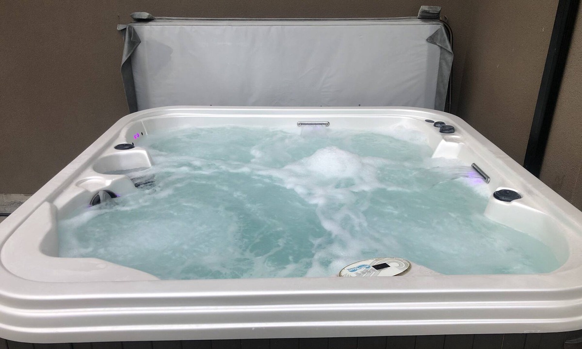 Southwest Mission Apartment | Licensed suite with hot tub near Summerhill Winery
