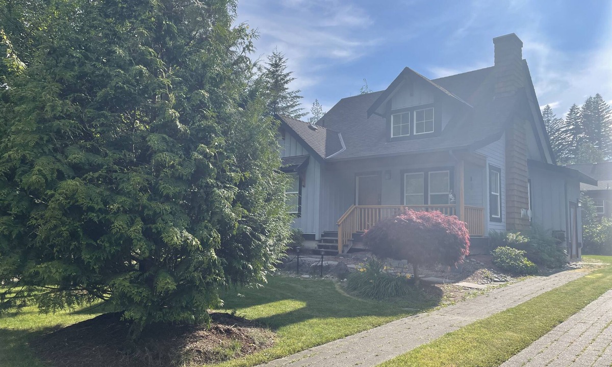 Lindell Beach Cottage | Lindell Beach Retreat with amazing amenities and walking distance to Cultus Lake