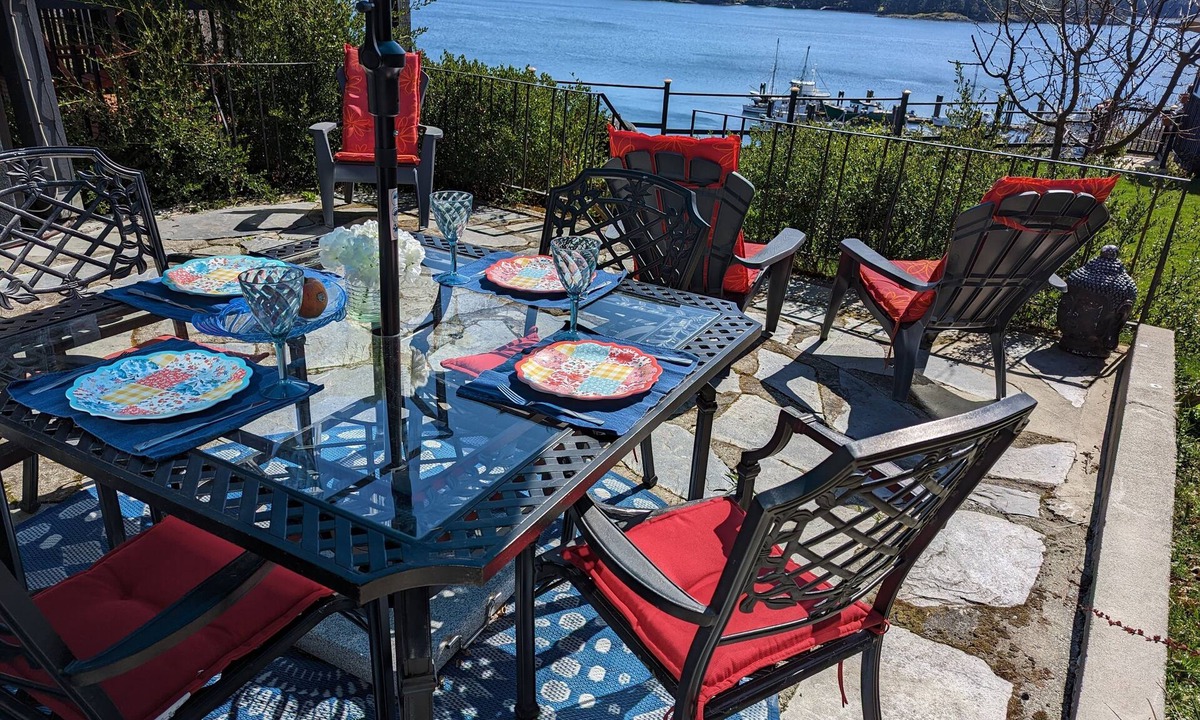 Sooke House | Location! Location! Waterfront! Amazing views! 2 Bedroom comfort.