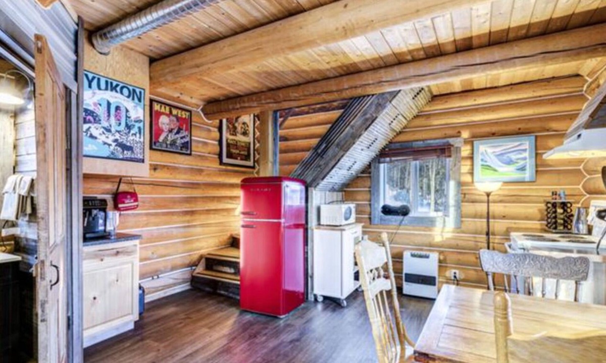 Mount Lorne Cabin | Log Cabin with Amazing Mountain & Lake Views (allergy-friendly)