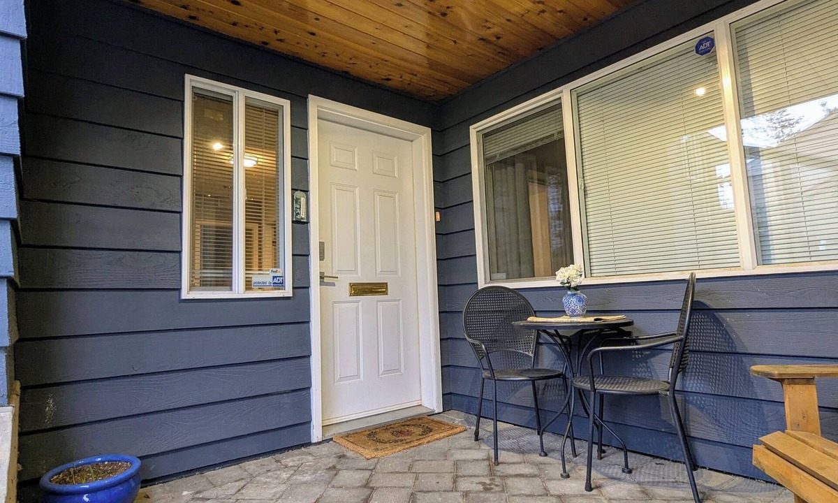 Lynn Valley House | Lovely 2-Bedroom Lynn Valley Suit/2 min walk to village and transit