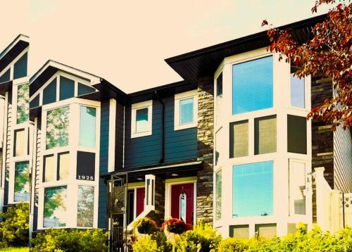 Killarney House | Lovely comfy home private bath in central Calgary