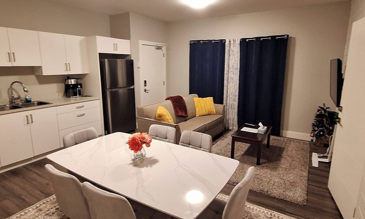 Langford House | Lovely Two Bedroom w A/C - Sleeps 8! Complimentary Ice cream, Snacks & Drinks!