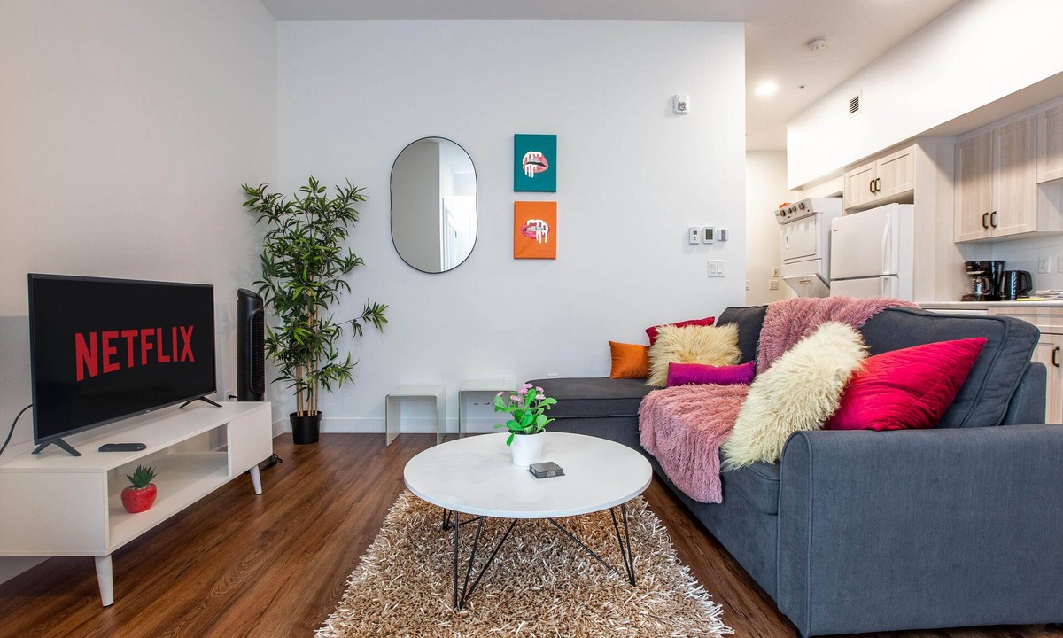 West Edmonton Apartment | LoversTropicalBahamasStudioKingU/GWifi