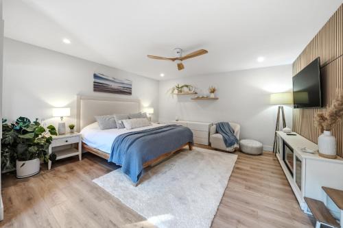 Regional District of Nanaimo Apartment | Low Tide Suite - Modern, Oceanside Suite with King Bed, Resort Pool & Hot Tub