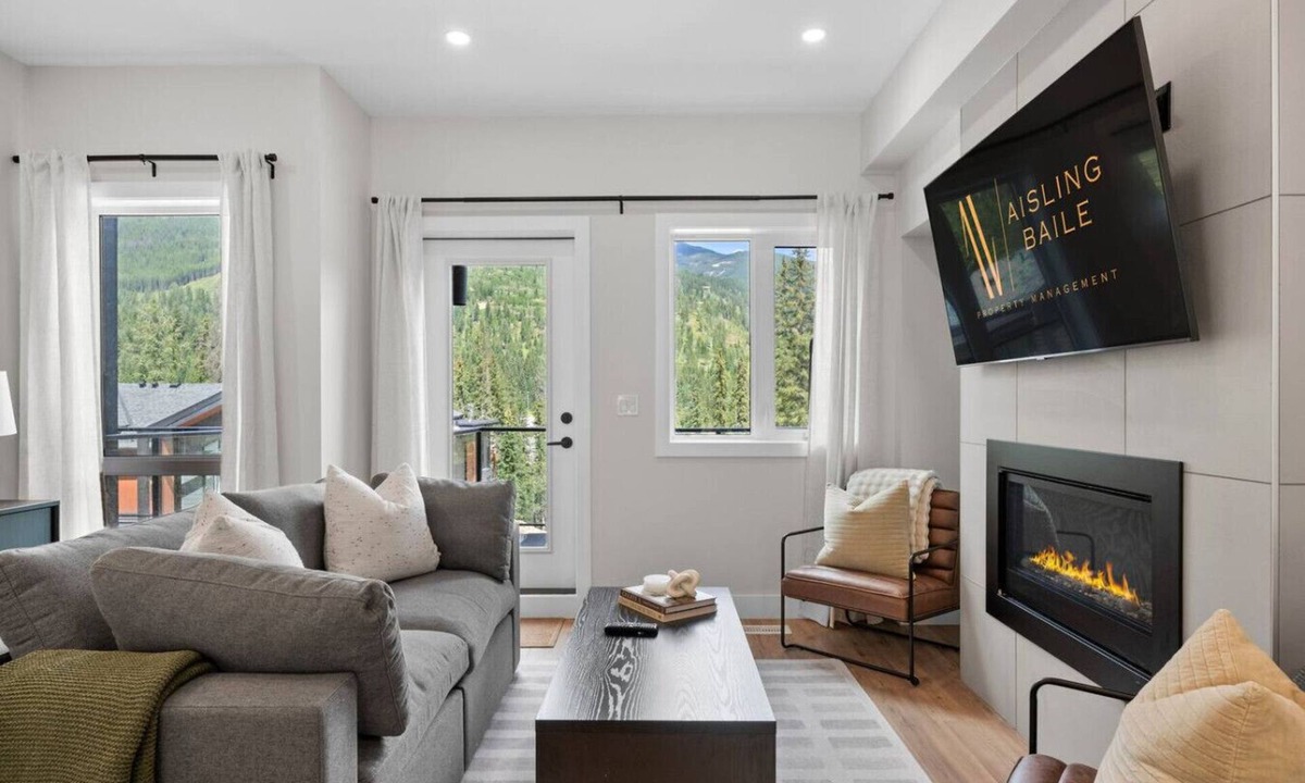 East Kootenay Villa | Lumi | Slope-Side | Pvt Hot Tub | Resort Access