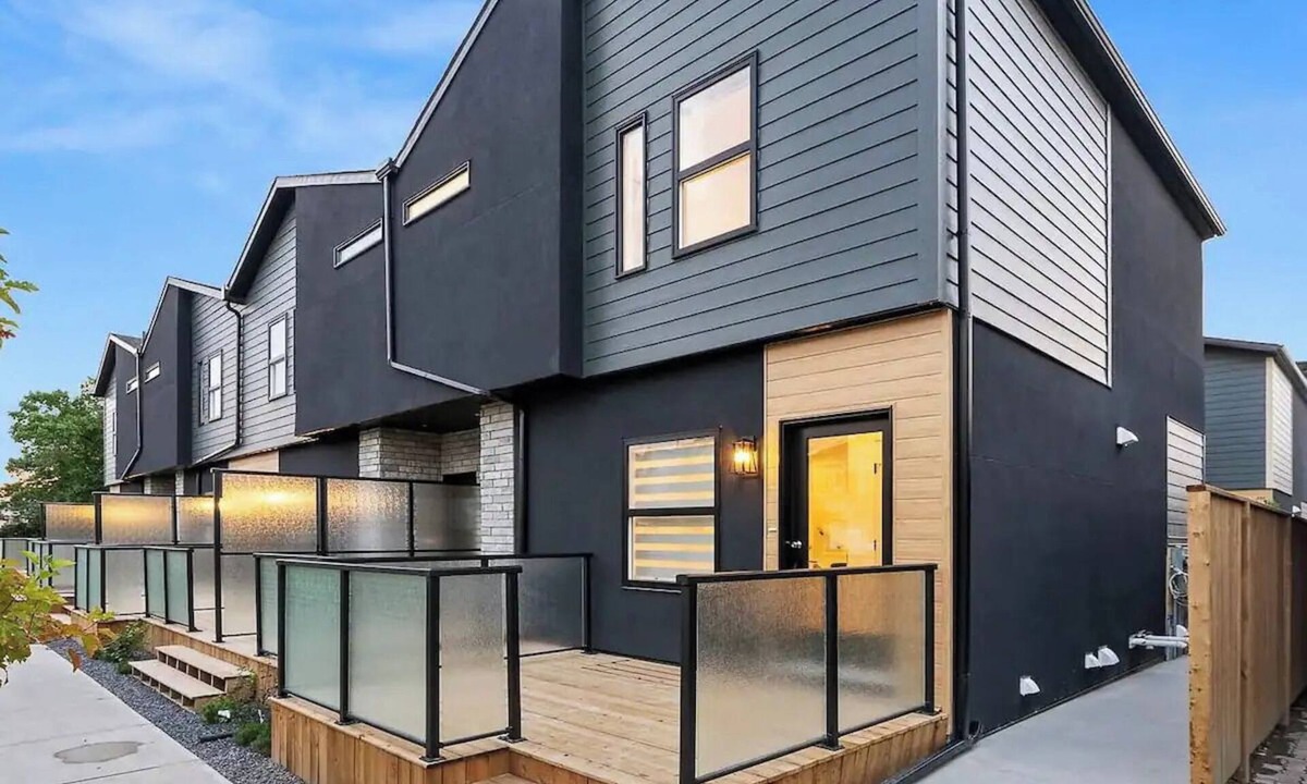 Capitol Hill House | LUX 4BD Sleeps 10! 5-Min to DT, Smart TV, Garage, AC, Fire, Capitol Hillnnnnn