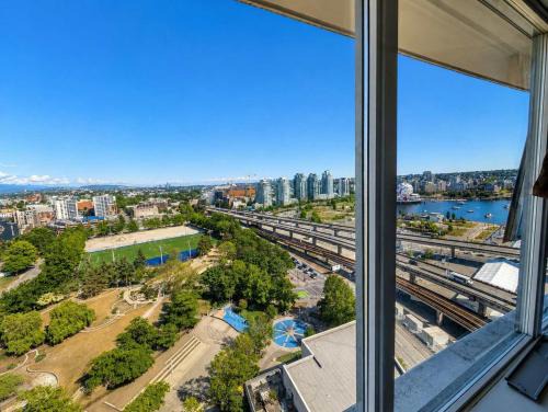 Crosstown Apartment | Luxe City Retreat Pool Jacuzzi & Sauna