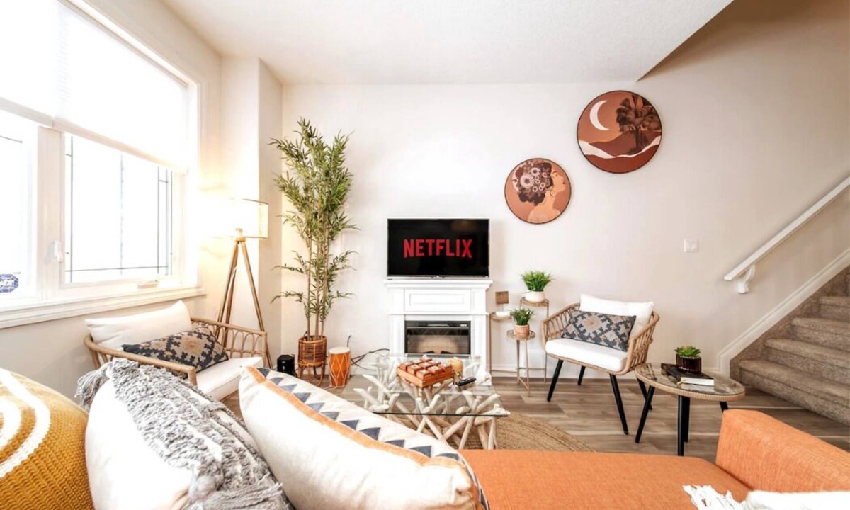 Northwest Edmonton House | Luxe Escape Duo - 8 Beds - Sleeps 22 - 4 Car Garage