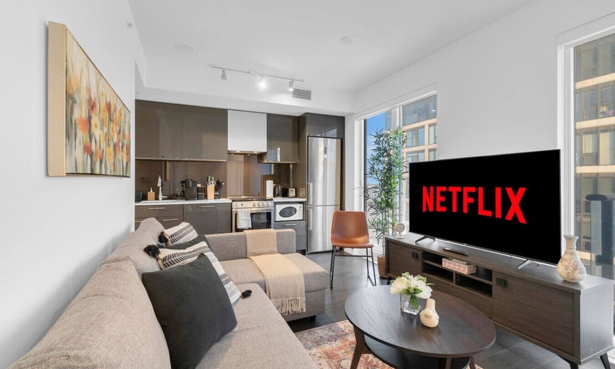 Downtown Toronto Hotel | Luxe Suites - Eaton Centre/Dundas Square