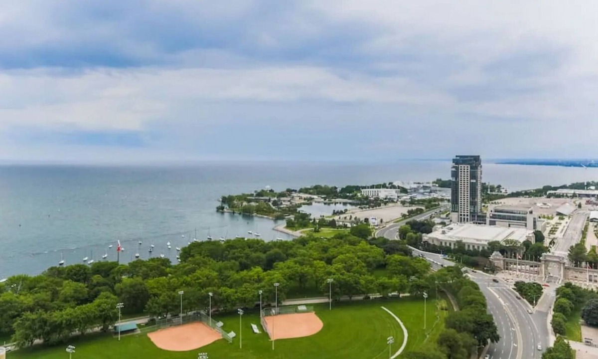 Niagara Hotel | Luxurious 1BR in ❤️ of downtown with Balcony