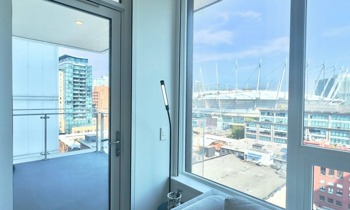 Yaletown Apartment | Luxurious 2 BED 2 BATH Downtown across from BC Place (1 Month Min.)