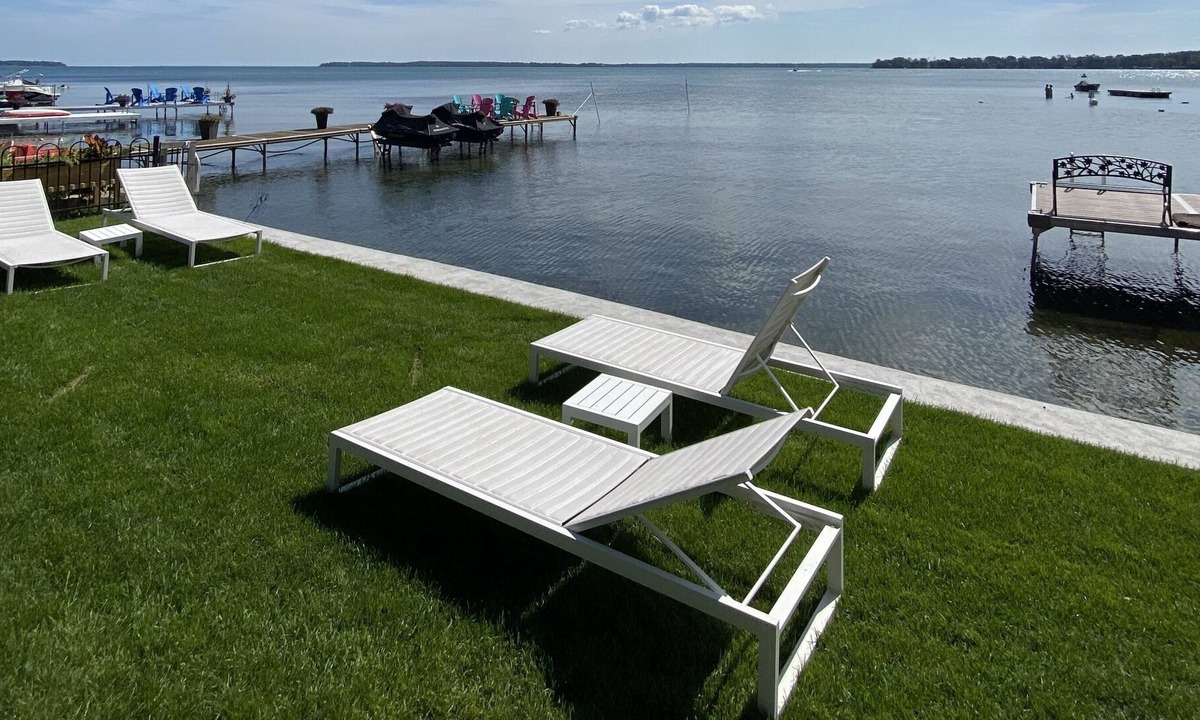 Alcona Cottage | Luxurious 4 Bedroom Waterfront Cottage in Innisfil! Perfect for Relaxation & Fun