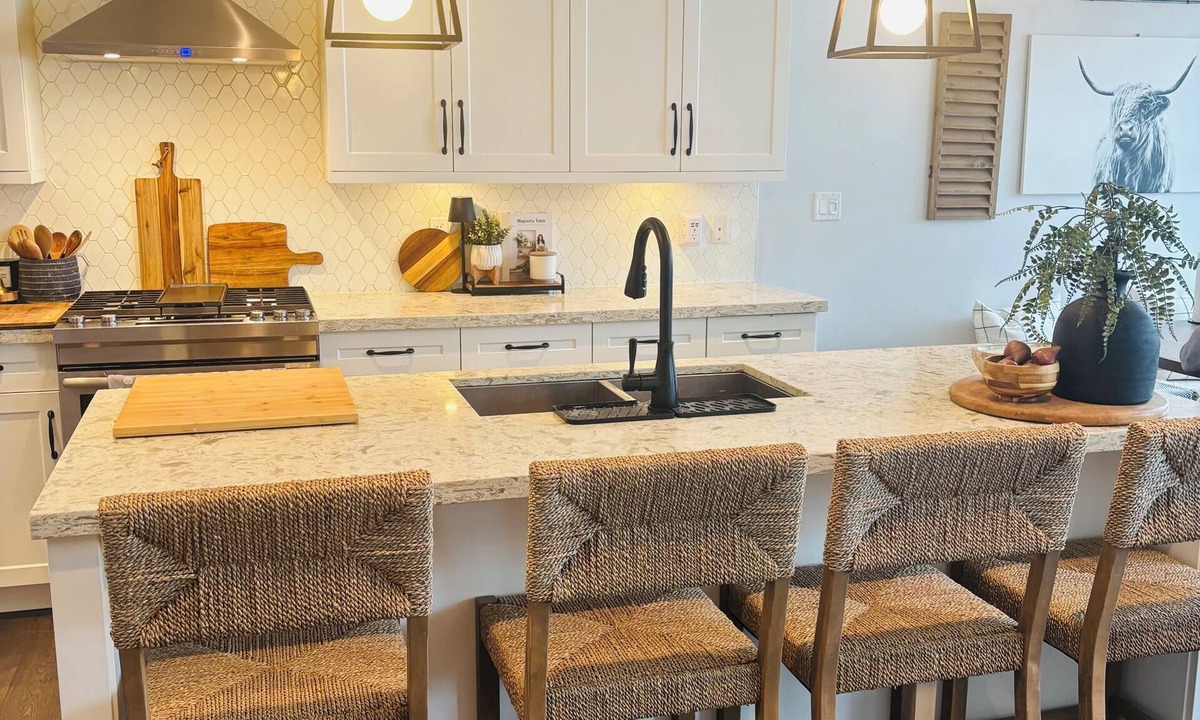 Central Lonsdale House | Luxurious family accomodation in prime location